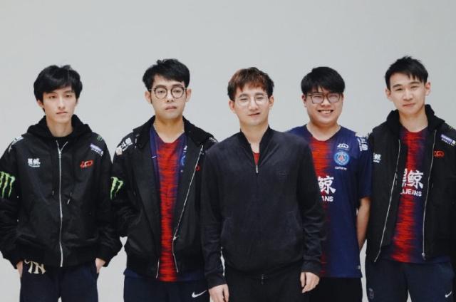 在讨论跨俱 在讨论跨俱